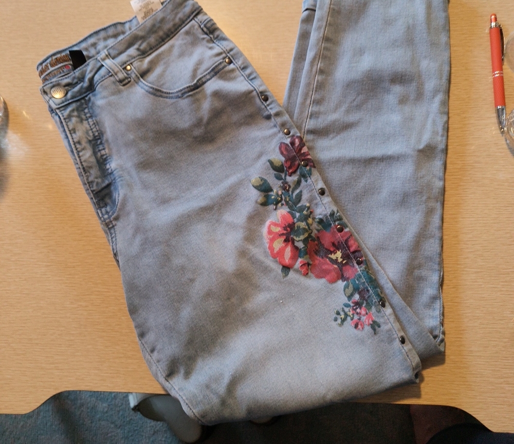 Women With Control Light Wash Floral Design Denim Jeans Sz. 12 - Picture 3 of 3